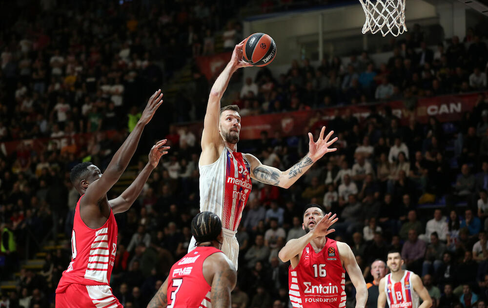 Ognjen Kuzmić na utakmici Crvene zvezde i Olimpijakosa