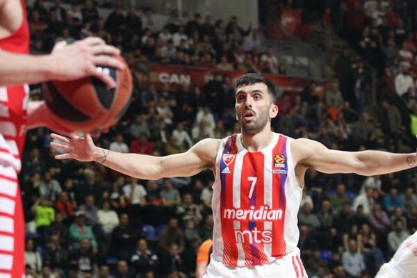 KAMPACO SAKRIO LOPTU... AHA, EVO JE KOD MARTINA: Pa u košu Olimpijakosa! (VIDEO)