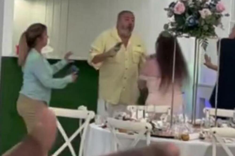 SVADBA JE BILA PRI KRAJU, U SEKUNDI SE ODIGRAO HOROR: Naoružani MUŠKARAC upao sa PIŠTOLJEM, a onda... (VIDEO)