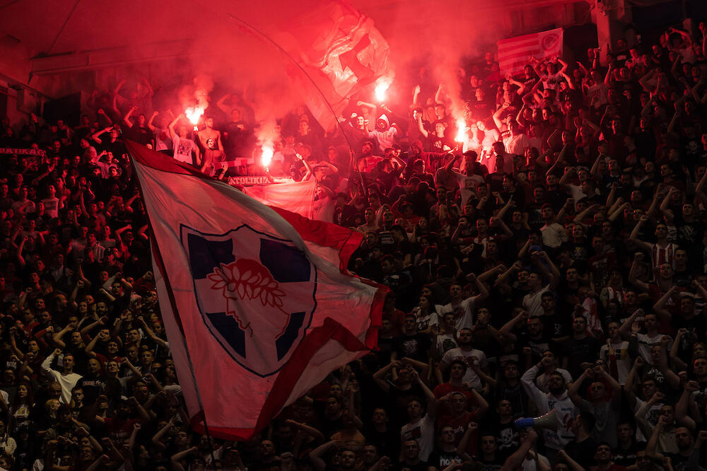IGRAČI OBA TIMA PRED DELIJAMA: Navijači Zvezde slavili uz bakljadu i pesmu na grčkom! (VIDEO)