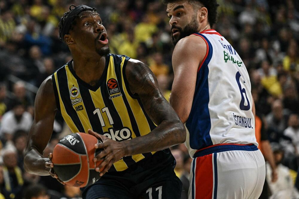 TURSKA NAVIJAČICA PRIVUKLA OGROMNU PAŽNJU: Zanimlivo je bilo na terenu u Istanbulu, ali i u publici! (FOTO)