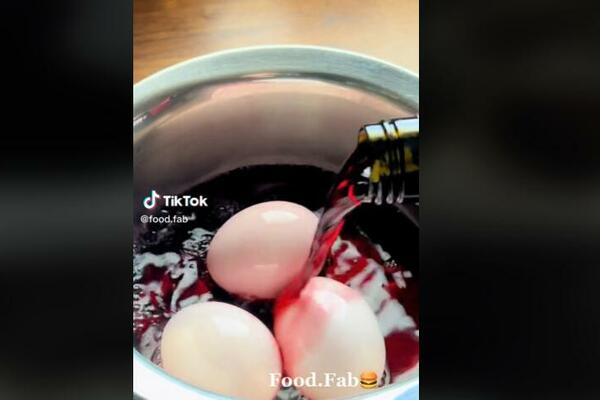 OVAKO SE FARBAJU JAJA U VINU: Svi se KUNU u OVO, ljudi su i više nego oduševljeni rezultatom (FOTO)