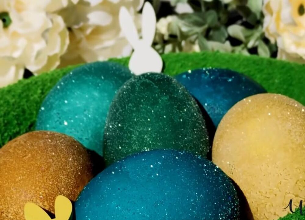 Četkicom naneti lepak na određene delove jaja i uvaljati ih u srebrne šljokice za lice i telo.