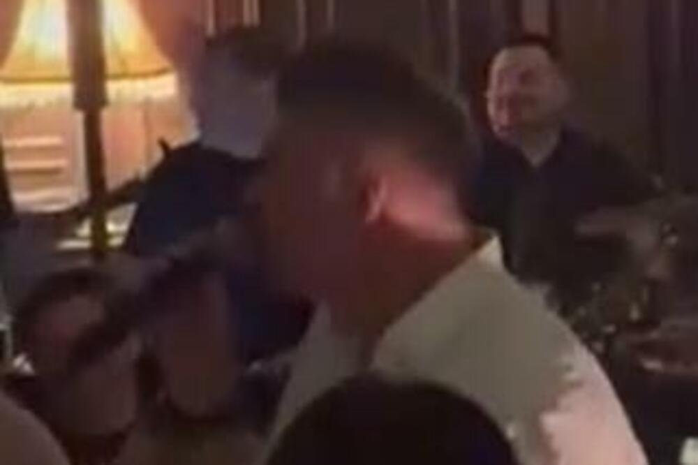 MILOŠEVIĆ SE LATIO MIKROFONA NA NASTUPU NAŠE POZNATE PEVAČICE: Savo otpevao hit Sinana Sakića (VIDEO)