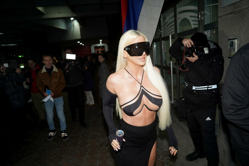 JELENA KARLEUŠA U NIKAD VRELIJEM IZDANJU: Pevačica pokazala BAŠ SVE, retko ko bi se USUDIO na OVO