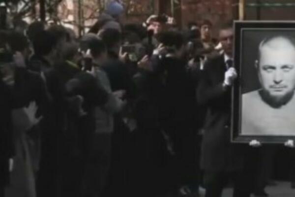 SAHRANJEN RUSKI BLOGER KOJI JE POGINUO U BOMBAŠKOM NAPADU: Među stotinama ljudi bio i Prigožin (VIDEO)