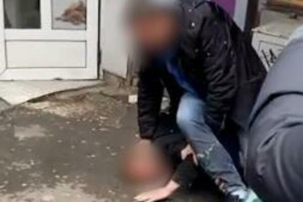 SRAMOTNA SCENA NA BANOVOM BRDU: Krenuo da DAVI čoveka iz BIZARNOG RAZLOGA (VIDEO)