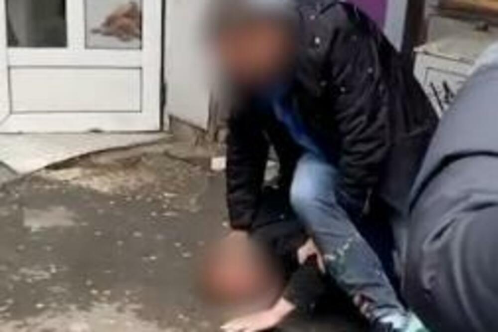 SRAMOTNA SCENA NA BANOVOM BRDU: Krenuo da DAVI čoveka iz BIZARNOG RAZLOGA (VIDEO)