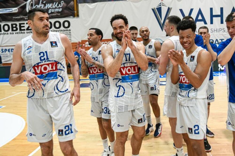 BUDUĆNOST SRUŠILA MEGU U SREMSKOJ MITROVICI: Podgoričani vezali 9. pobedu, blizu su trećeg mesta pred plej-of!