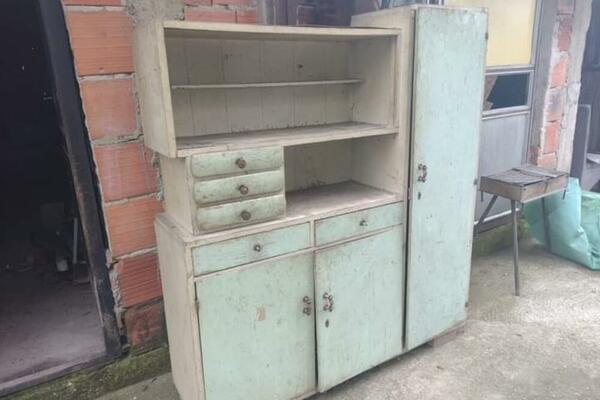 STARI KREDENAC IZ VALJEVA IZAZVAO BURU NA MREŽAMA: Čovek ga prodaje za 2.000, osuli paljbu po njemu! (FOTO)