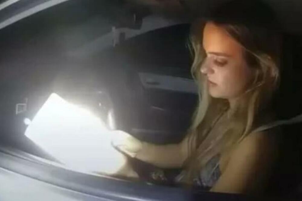 POLICAJAC JOJ PRIŠAO DA NAPIŠE KAZNU, A VRELA PLAVUŠA SE SKINULA U BRUS: Sve pucalo, a evo kako se završilo (VIDEO)