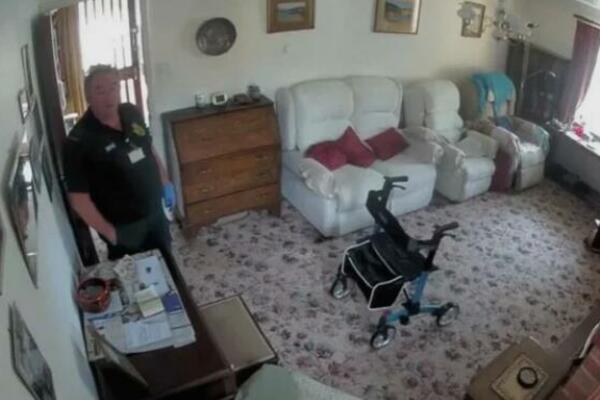 STARICA SE SRUŠILA I UMRLA, A ONDA JE BOLNIČAR URADIO SRAMNU STVAR: Sve je snimljeno, i dobro se vidi, au! (VIDEO)