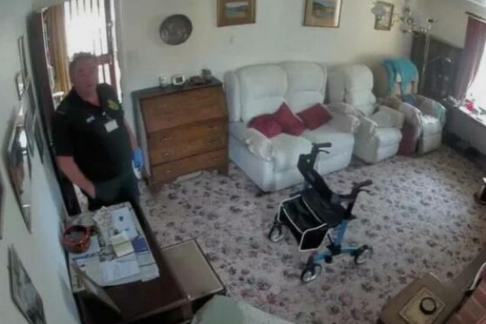 STARICA SE SRUŠILA I UMRLA, A ONDA JE BOLNIČAR URADIO SRAMNU STVAR: Sve je snimljeno, i dobro se vidi, au! (VIDEO)