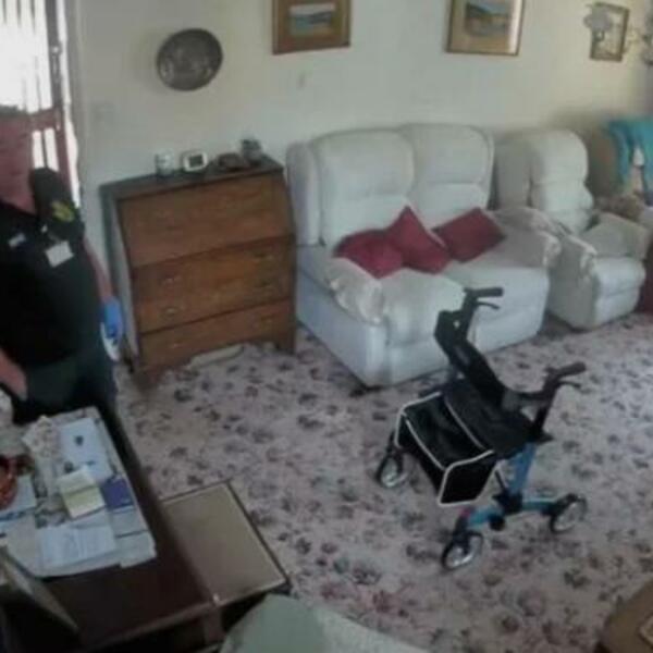 STARICA SE SRUŠILA I UMRLA, A ONDA JE BOLNIČAR URADIO SRAMNU STVAR: Sve je snimljeno, i dobro se vidi, au! (VIDEO)