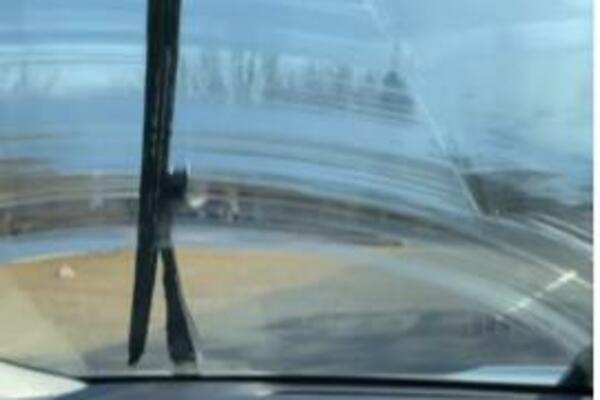 TRIK U KOJI SE KUNU MILIONI VOZAČA ŠIROM SVETA: Nećete verovati koja STVAR čisti vetrobransko staklo (VIDEO)