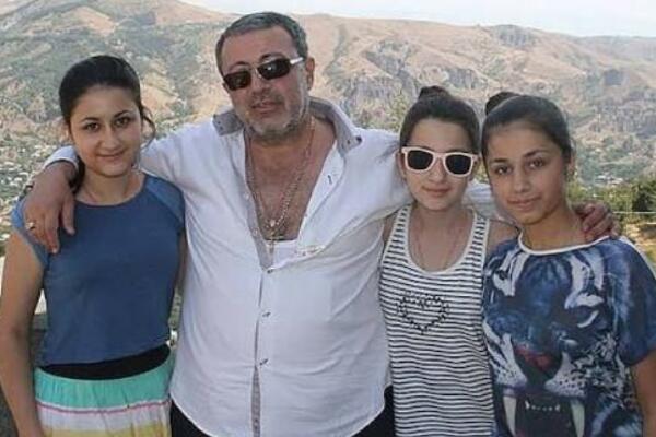 SESTRE TINEJDŽERKE UBILE OCA MONSTRUMA: Mihailo im radio GNUSNE STVARI, terao ih da same KOPAJU SVOJE GROBOVE?