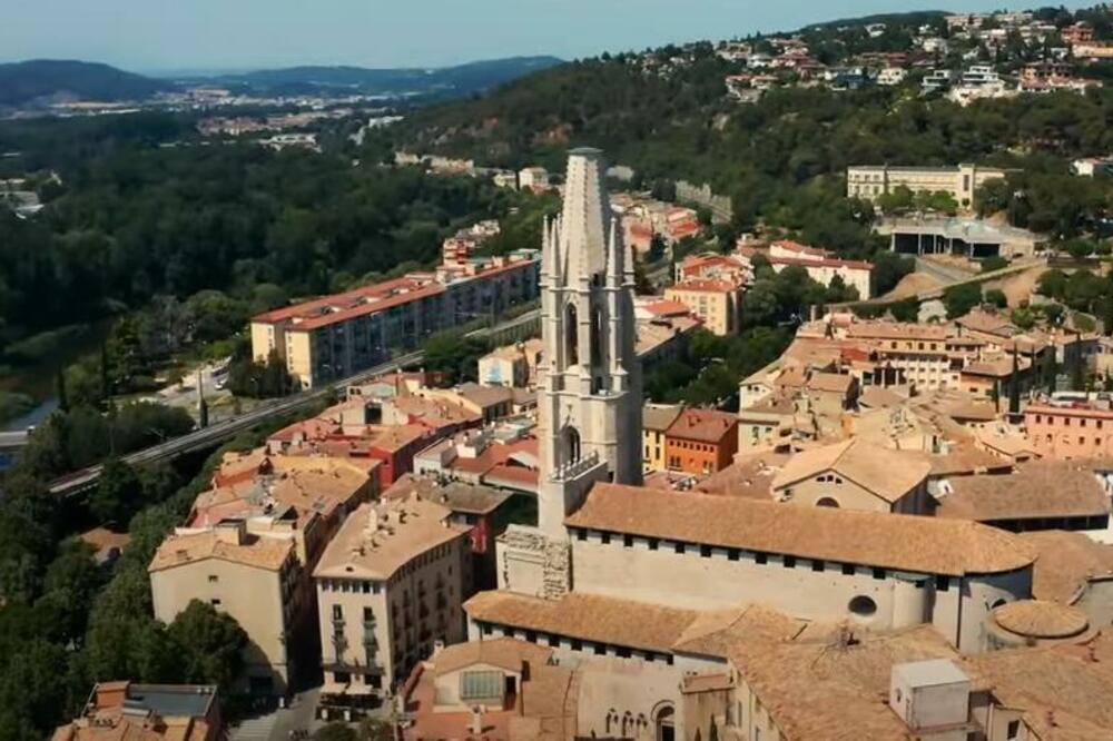 TRI JELA, HLEB I ČAŠA VINA ZA MANJE OD 2.500 DINARA: Dobro ste ČULI, ovaj gradić ćete OBOŽAVATI, evo gde se NALAZI