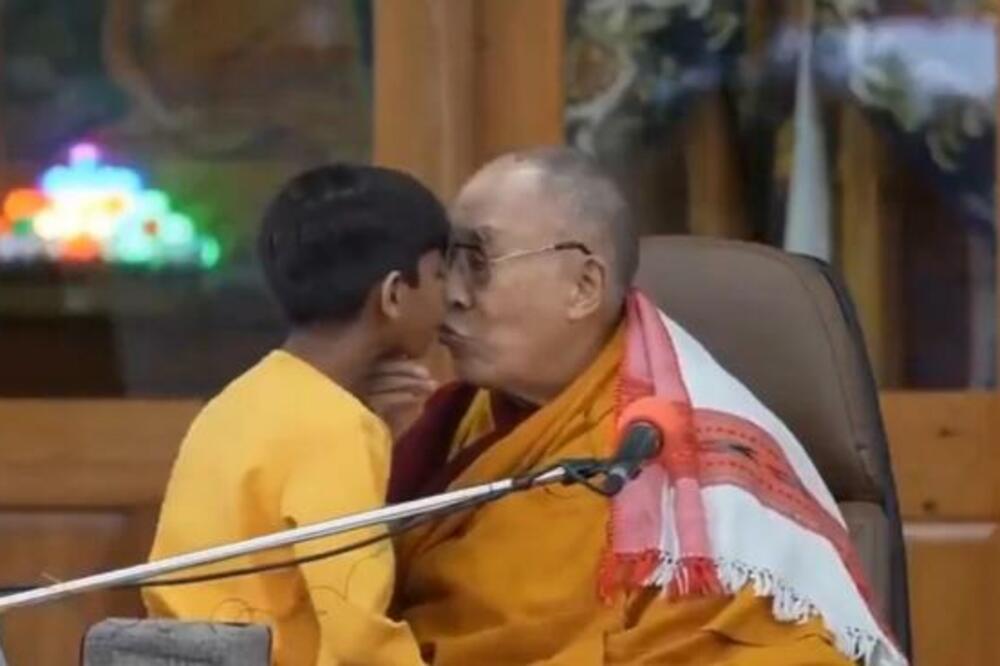 DALAJ LAMA IZAZVAO BES POTEZOM KOJI JE MNOGE ZGROZIO: Poljubio dečaka u USTA, a onda mu TRAŽIO DA URADI OVO (VIDEO)