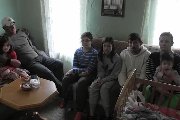 "KUPILI SMO IM KUĆU DA I ONI OSETE SREĆU": Tutinac iz Nemačke pomogao šestočlanoj porodici Vukosavljević (VIDEO)