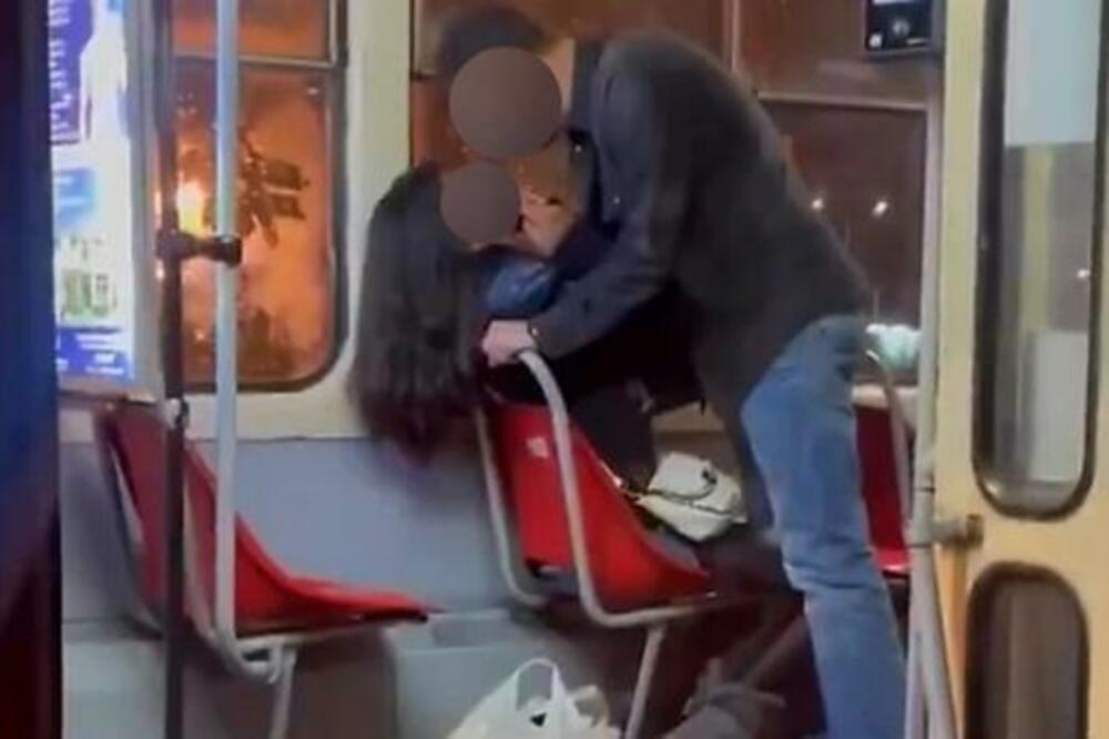 "UPLAŠENA ŽENA SAVILA GLAVU UNAZAD DOK JE PIJANI MUŠKARAC DAVI": Užasna scena u tramvaju na Novom Beogradu! (FOTO)