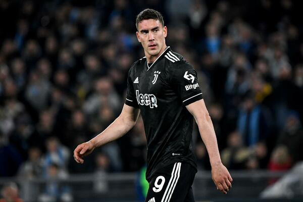 DUCI, BEŽI ODATLE: Vlahović se našao na BOLESNOM udaru navijača Juventusa, ovo je prevršilo svaku MERU! (FOTO)