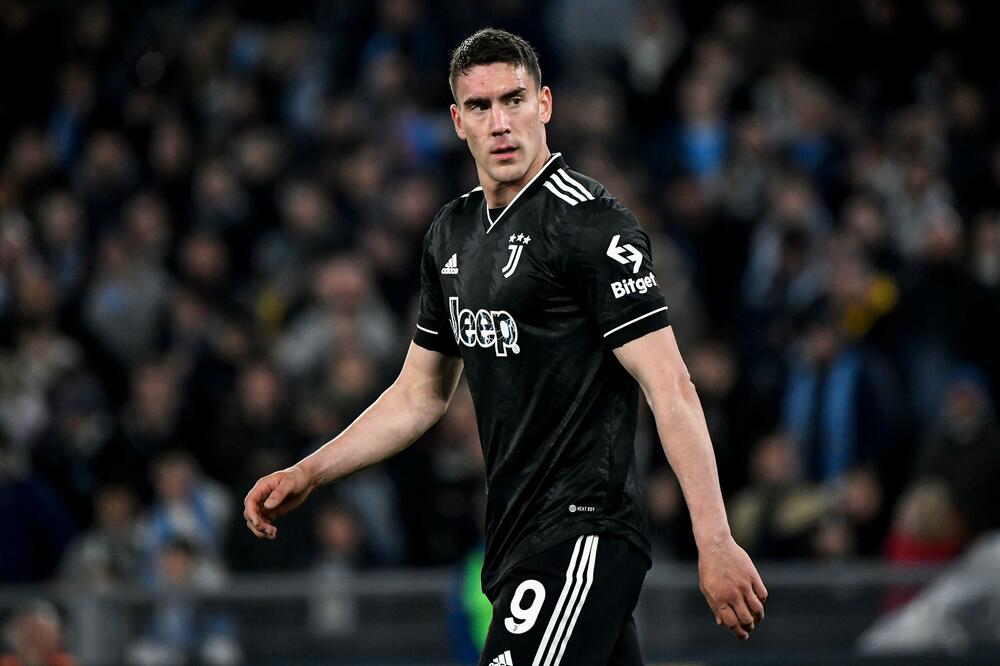 DUCI, BEŽI ODATLE: Vlahović se našao na BOLESNOM udaru navijača Juventusa, ovo je prevršilo svaku MERU! (FOTO)