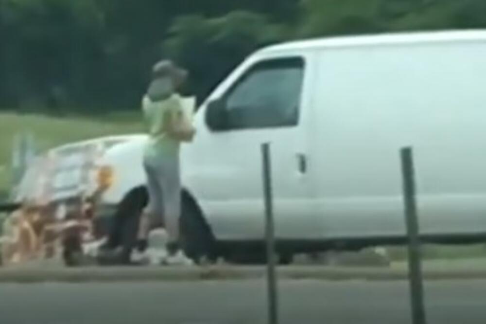 GLUMILA BESKUĆNICU I PROSILA JE SVAKOG DANA: Jednom su je SNIMALI i nisu VEROVALI šta radi na ulici... (VIDEO)