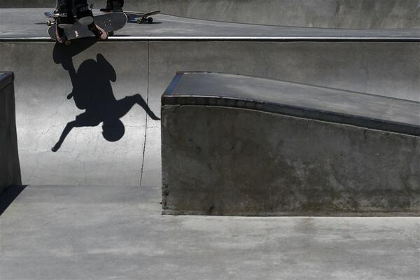 DEČAK (15) POGINUO DOK JE VOZIO SKEJT, DRŽAO SE ZA AUTO KOJI JE VOZILA NJEGOVA TETKA: Policija zatekla JEZIV PRIZOR