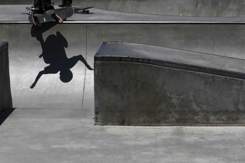 DEČAK (15) POGINUO DOK JE VOZIO SKEJT, DRŽAO SE ZA AUTO KOJI JE VOZILA NJEGOVA TETKA: Policija zatekla JEZIV PRIZOR