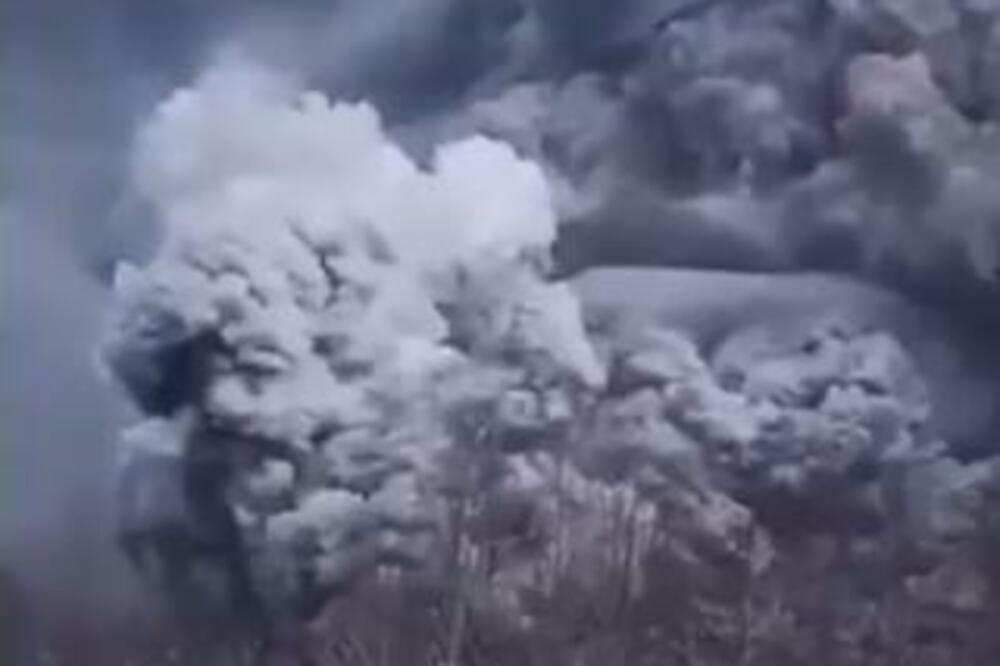 ERUPTIRAO VULKAN U RUSIJI, STANOVNICIMA IZDATO HITNO UPOZORENJE: Oblak pepela se proširio više od 70 km (VIDEO)