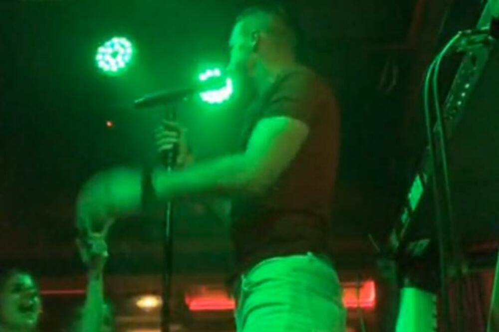 NAŠ PEVAČ OBORIO SVE REKORDE: Pevao 12 sati bez prestanka i uzeo DEBELE PARA, evo o kome je reč