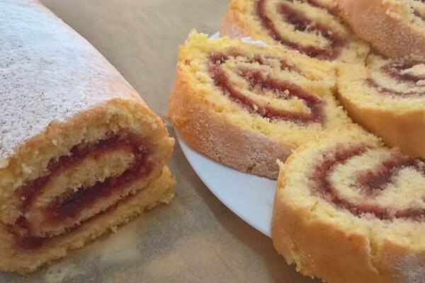 ROLAT SA DŽEMOM PO RECEPTU NAŠIH BAKA GOTOV ZA 15 MINUTA: Ubacite ovaj sastojak u jaja da bi BIO UKUSAN I SLADAK