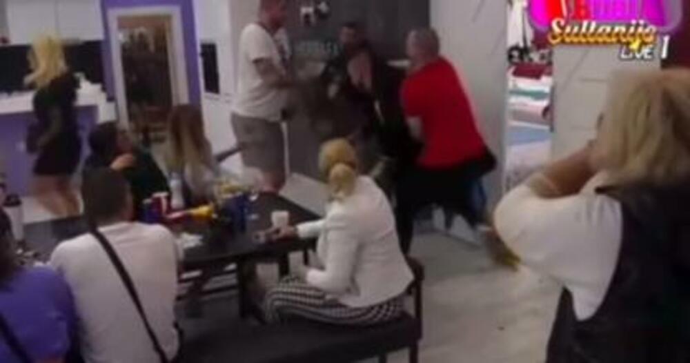 Filip Car udario Bilala pesnicom pred punom sobom