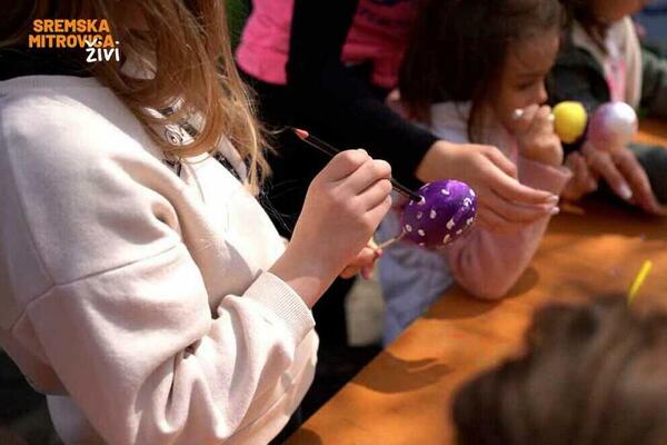 SREMSKA MITROVICA: Uskršnje igrarije povodom praznika - Gradski trg prepun najmlađih