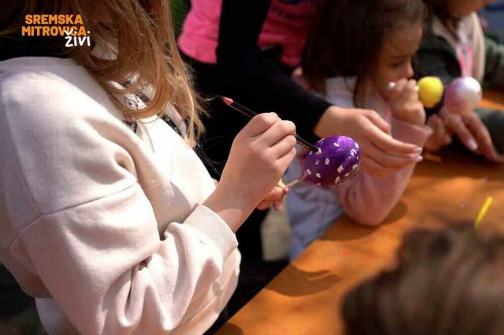 SREMSKA MITROVICA: Uskršnje igrarije povodom praznika - Gradski trg prepun najmlađih