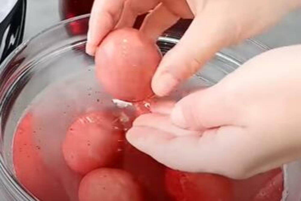 NIKAKO NE BACAJTE VODU U KOJOJ STE KUVALI JAJA: Niste svesni čemu može da posluži