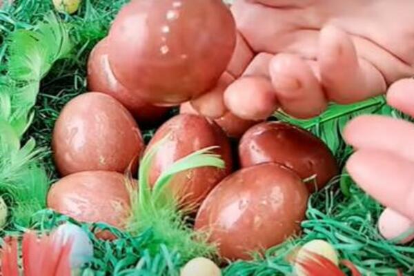 SVAKI VERNIK TREBA DA ZNA KOLIKO TAČNO JAJA SE FARBA ZA USKRS: Postoji običaj koji se MORA ISPOŠTOVATI za praznik