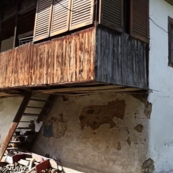 ŽIVELI U KUĆI GODINAMA, A NISU ZNALI ŠTA SE TAMO KRIJE: Morali da SRUŠE ZID i tada je SVE ISKOČILO, ostali u ŠOKU