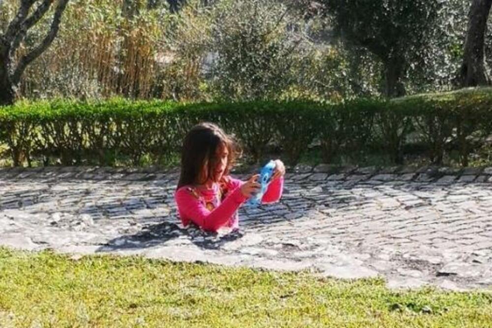 OVO FOTOGRAFIJA POMERA MOZAK: Gde je ostatak tela devojčice? (FOTO)