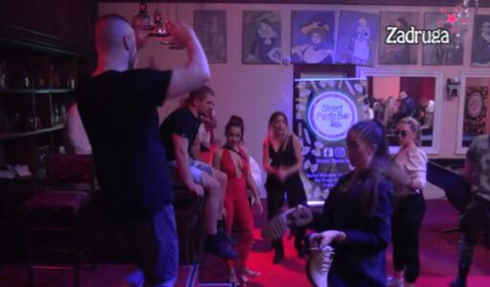 Zvezdan je učinio i taj plezir svojoj devojci, izuo i čarape a zatim ih bacio na nju