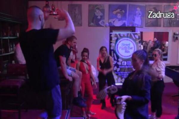 ZGROZIĆE VAS ŠTA RADI SA PATIKAMA: Anđeli se dopada MIRIS Zvekijevih NOŠENIH ČARAPA, on se izuo pa BACIO NA NJU...