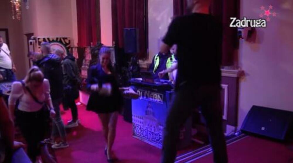 U jednom trenutku su ga obuzele neke čudne emocije