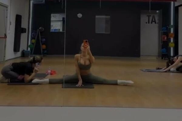 NAKON UZDAHA NA PROFILU PEVAČICE NAŠAO SE I OVAJ SNIMAK: Raširila noge i pokazala KOLIKO JE ELASTIČNA, VRELO