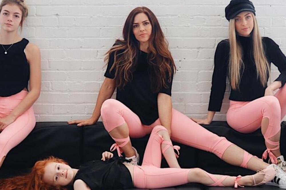 IMA SEDMORO DECE, A IZGLEDA KO BOMBA: Sa 48 godina SNIMA reklame u DONJEM VEŠU, mešaju je sa ĆERKAMA (FOTO)