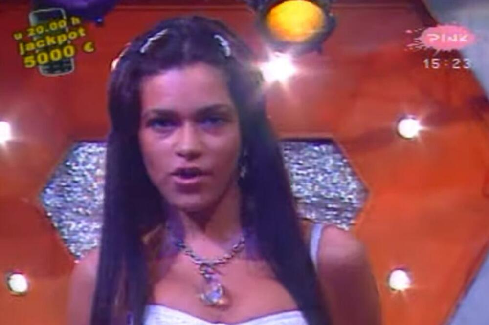 ŽENO, ŠTA TI SE DESILO!? SRPSKA PEVAČICA ŠOKIRALA IZDANJEM ZA 8. MART: Svi u NEVERICI gledaju, KAKVA JE TO HALJINA?