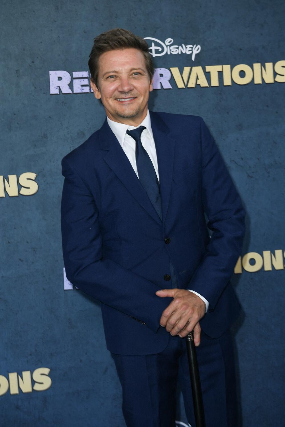 Rener je obukao odelo, ispod kojeg je bila bela košulja. 