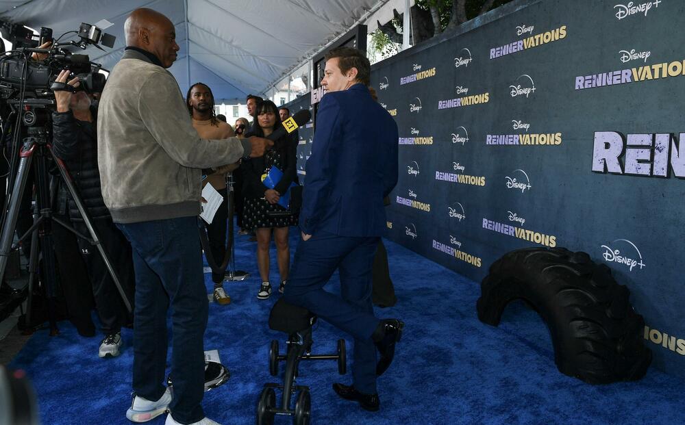 Glumac je hodao uz pomoć štapa, a kada je razgovarao sa medijima, koristio je i električna invalidska kolica.