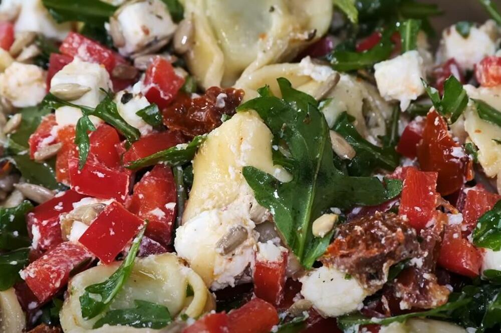 RECEPT ISKUSNIH DOMAĆICA ZA NAJUKUSNIJU OBROK SALATU ''DŽOZEFINA'': Idealna za svaki dan kao i za sve vrste SLAVLJA