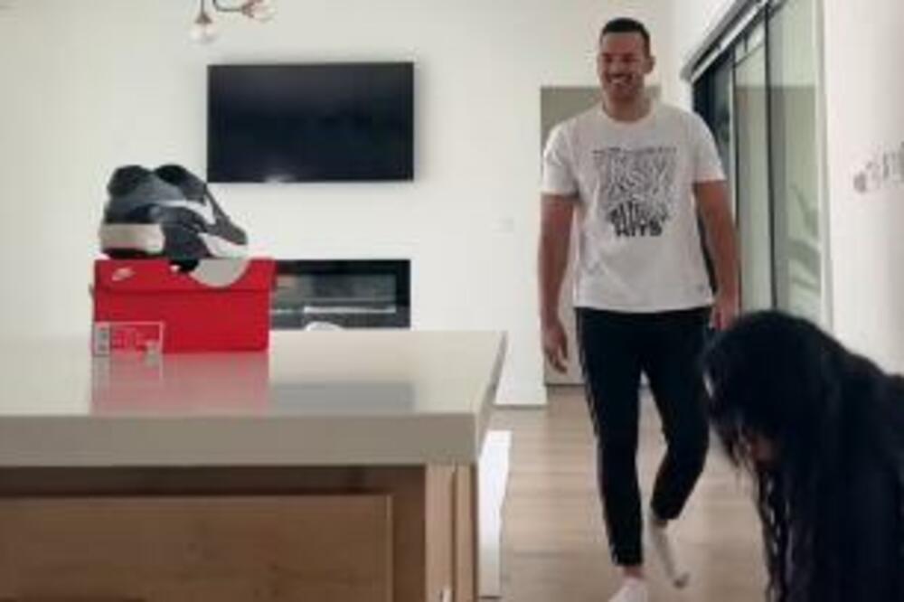 ON JE MNOGO VOLI, ALI TO JE NE SPREČAVA DA SE OVAKO IGRA SA NJIM: Kupila mu je NOVE PATIKE, a onda SLOMILA SRCE