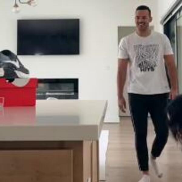 ON JE MNOGO VOLI, ALI TO JE NE SPREČAVA DA SE OVAKO IGRA SA NJIM: Kupila mu je NOVE PATIKE, a onda SLOMILA SRCE